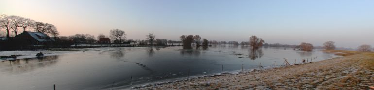 Elbpanorama im Winter mit Hochwasser